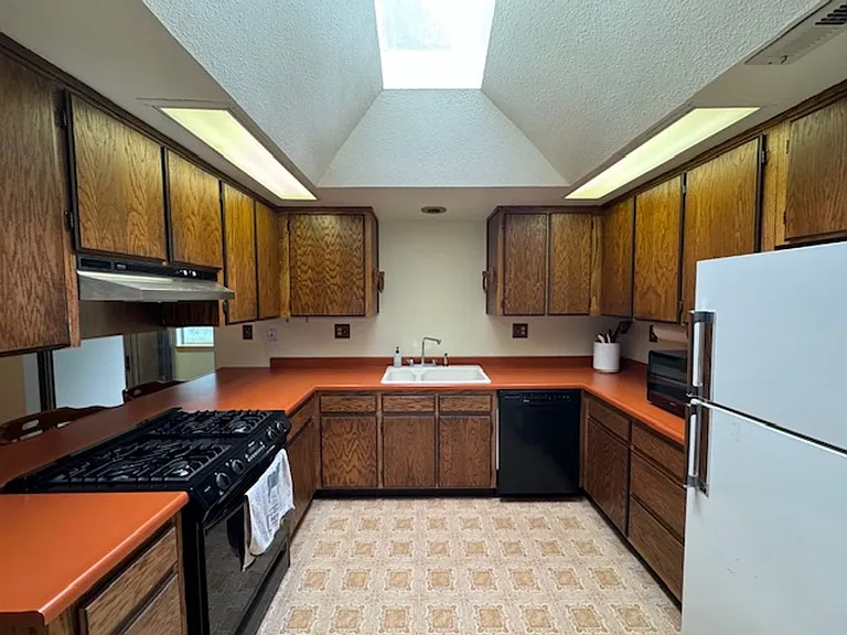 2437 Ridgewood Dr — Photo 11