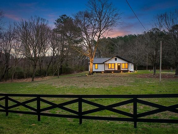 3rd image of 595 Kemp Rd