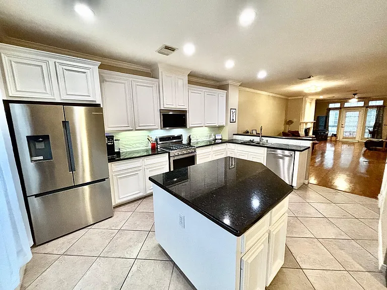 1310 W Webster St — Photo 22