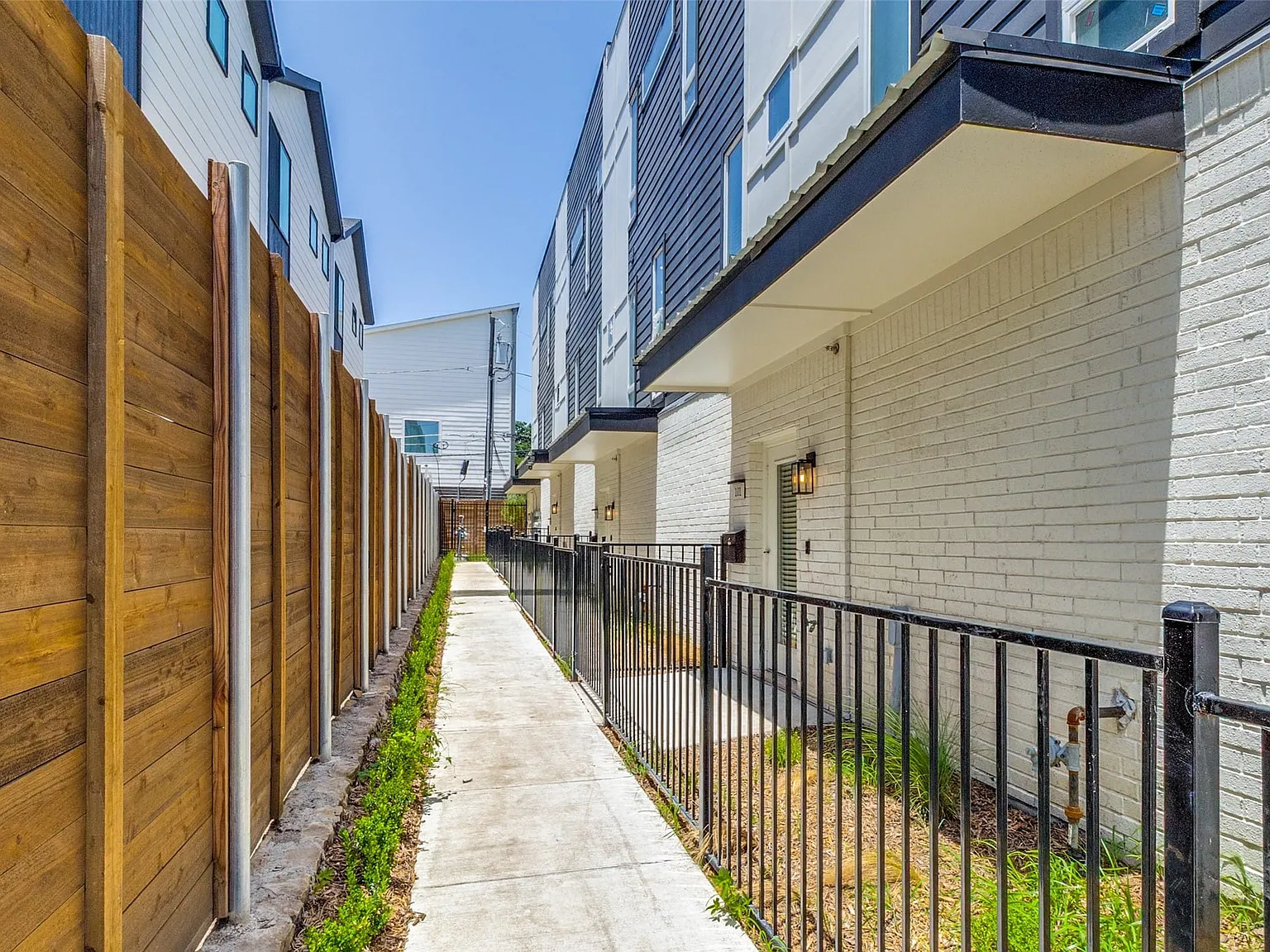 2 bed, 2.5 bath, 1533 sqft, $3,400 — Photo 3
