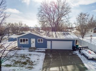 859 Eastview Dr, Bismarck, ND 58501