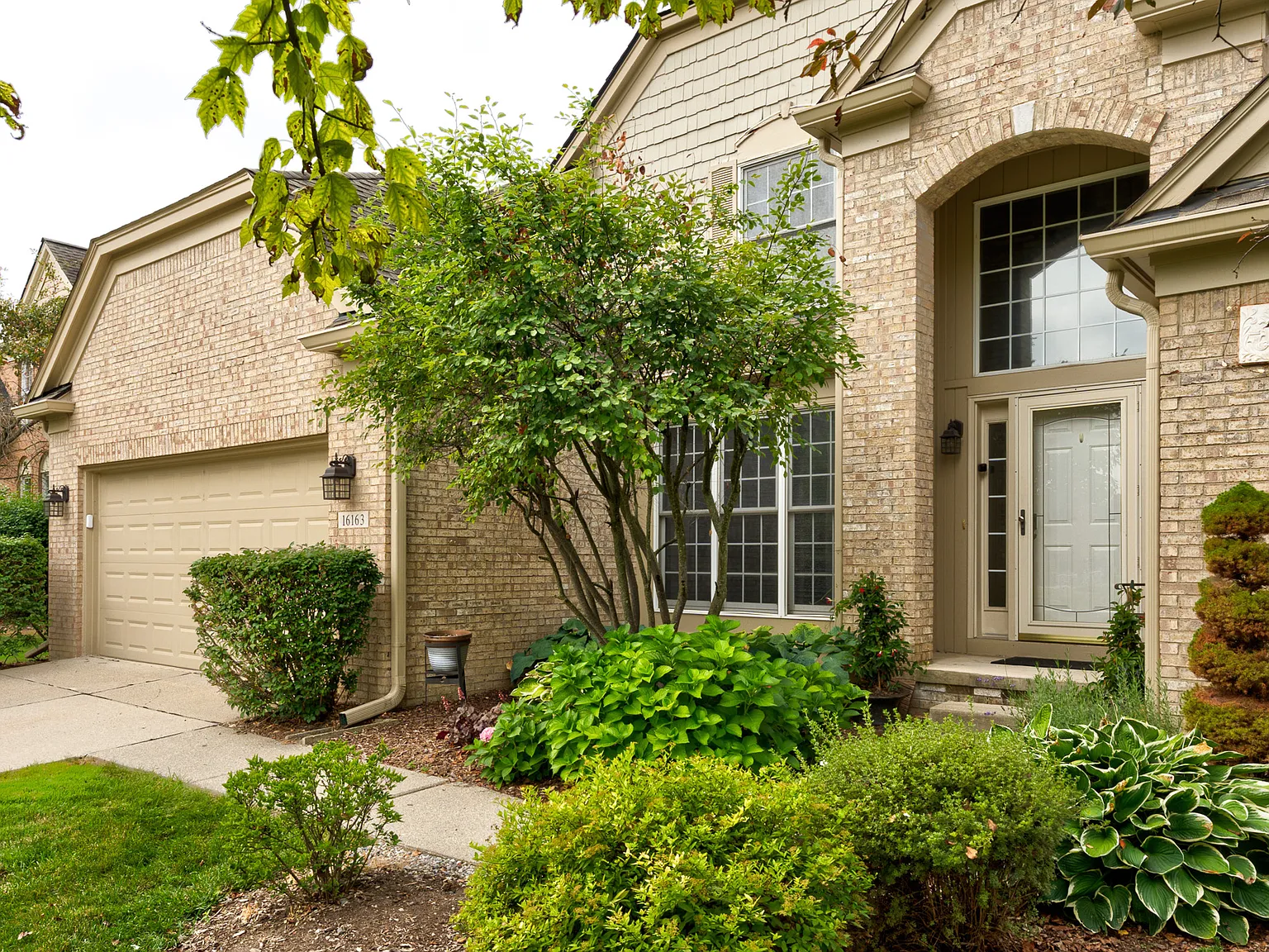 4 bed, 3.5 bath, 3020 sqft, $4,200 — Photo 2
