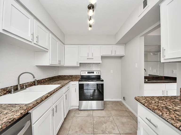 1818 Augusta Dr #14 — Photo 13
