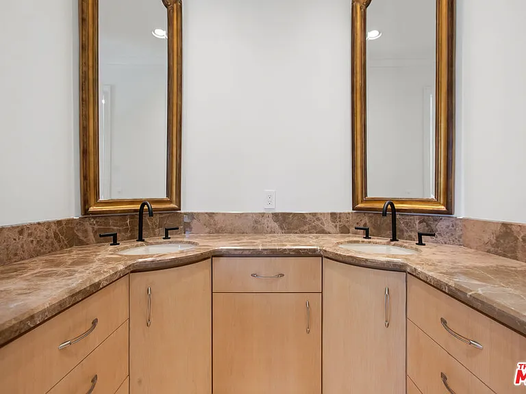 520 N Palm Dr — Photo 35