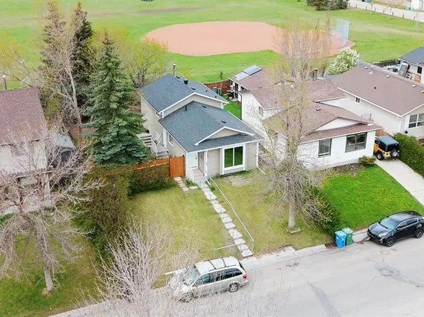 36 E Castleglen Way NE, Calgary, AB T3J 1T3