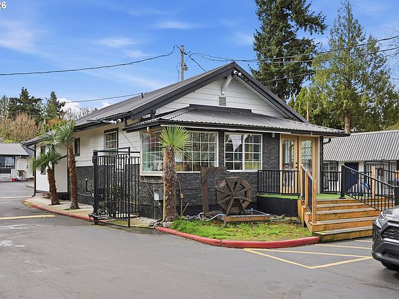 3rd image of 11324 NE Sandy Blvd