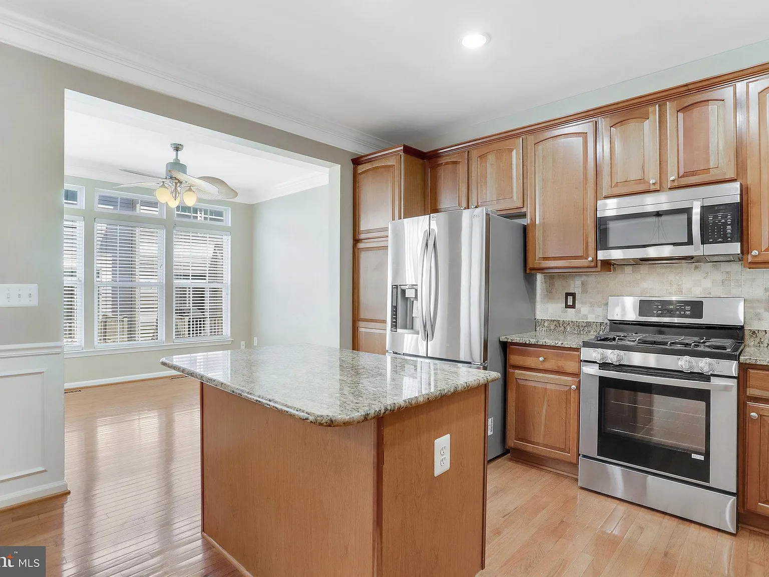 3 bed, 4.0 bath, 1696 sqft, $3,300 — Photo 3