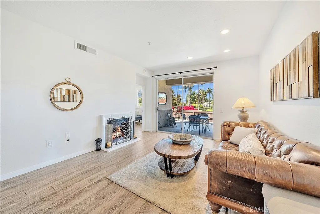 2 bed, 1047 sqft, $4,200 — Photo 4