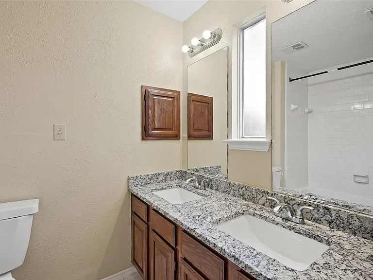 1430 Bentwood Dr — Photo 9