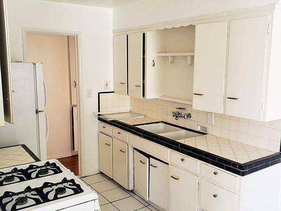 4th image of 3046 Nile St