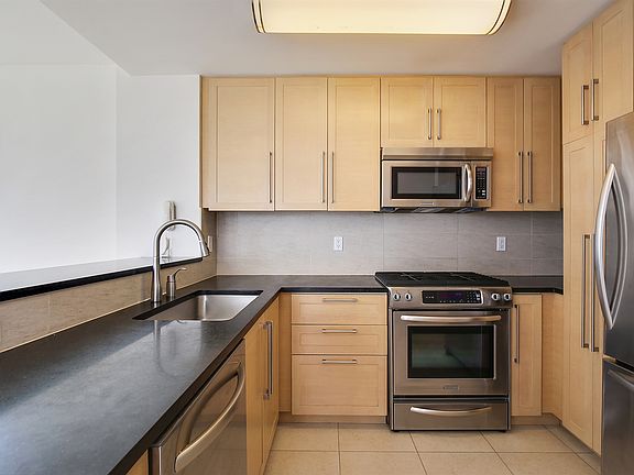 4th image of 415 Main St APT 4C
