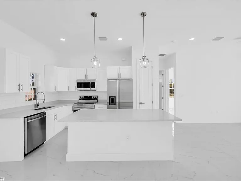 3310 11th St W — Photo 8
