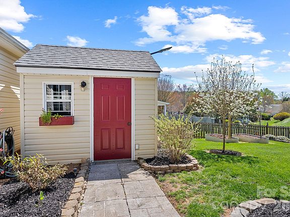 4th image of 307 Roxbury Pl