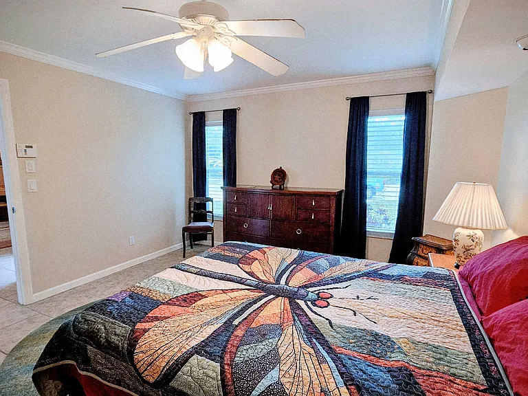 Guest bedroom-Queen bed