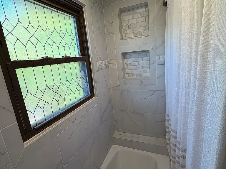 676 Elizabeth St — Photo 17
