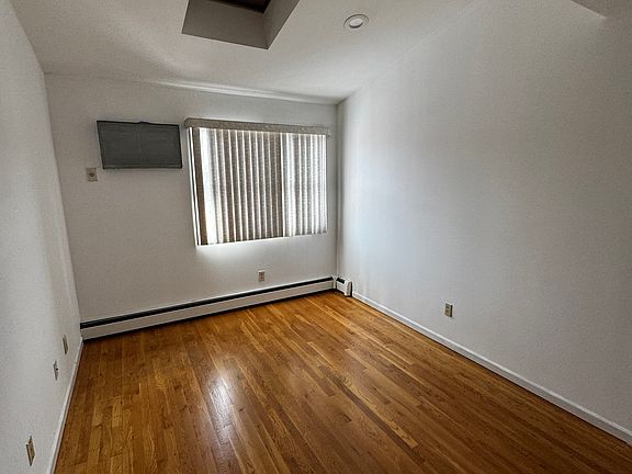 5th image of 1525 Utopia Pkwy #1
