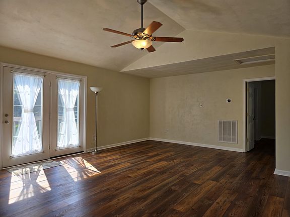 2nd image of 440 Windsor Dr