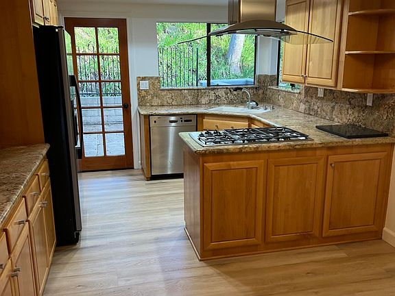 4th image of 1423 N View Dr