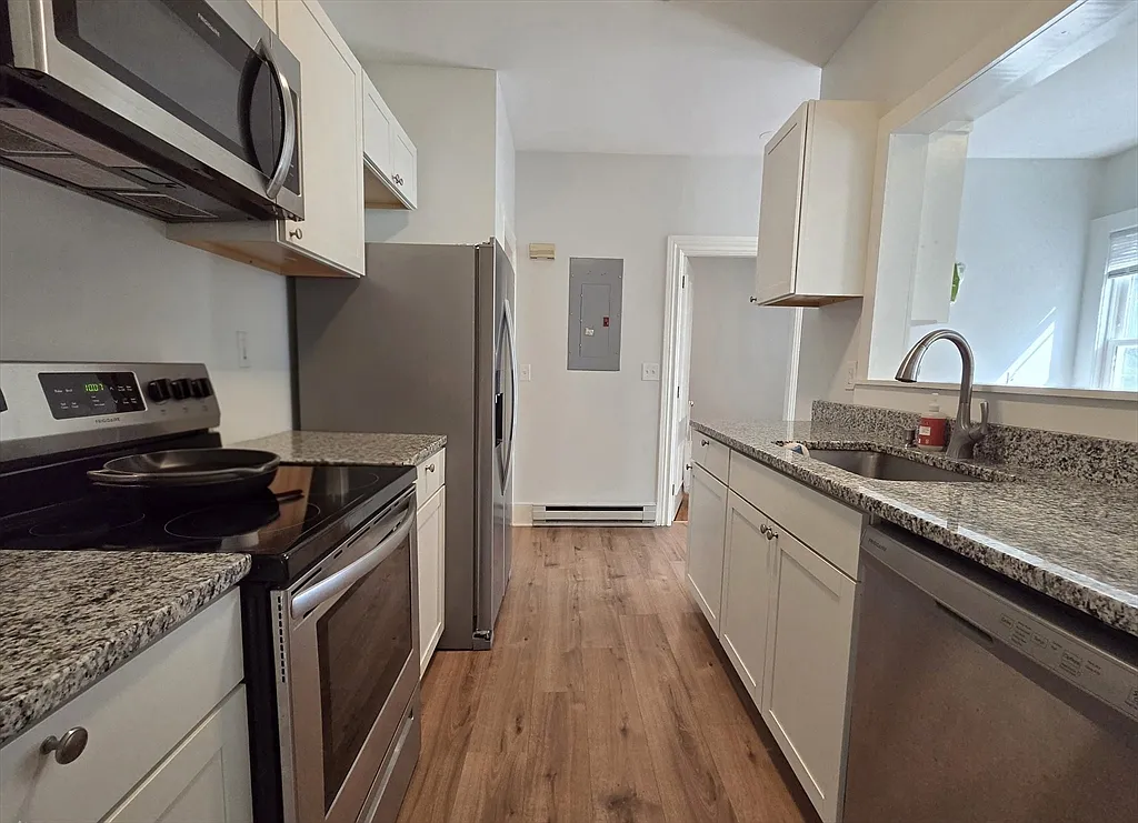 1 bed, 1.0 bath, 875 sqft, $1,800 — Photo 2
