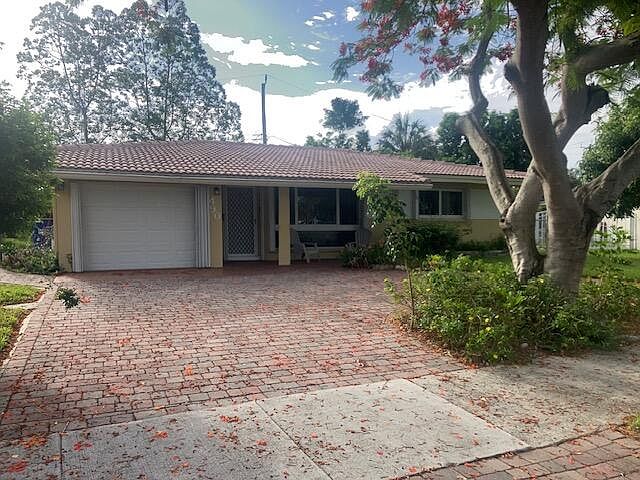 1st image of 490 SE 3rd Avenue