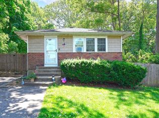 52 Ridgewood Ave, Selden, NY 11784