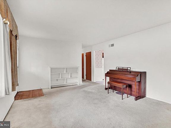 4th image of 15 Dogwood Ln
