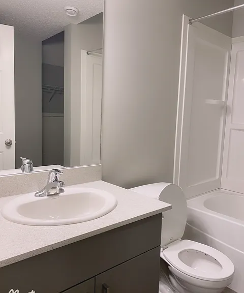 2107 Graydon Hill Cres SW — Photo 3