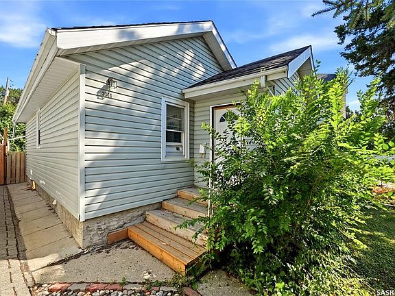 3rd image of 2061 Queen STREET