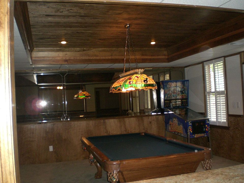 Game room w/pool table 