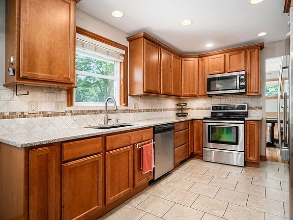 5th image of 258 Sinsbury Dr N