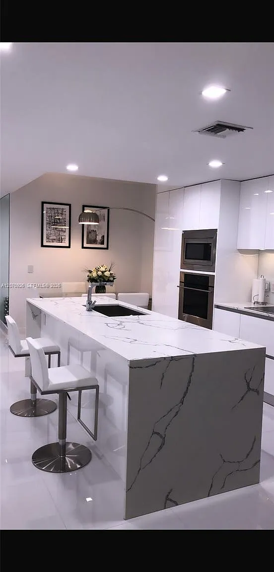 Icon Bay Condo — Photo 2