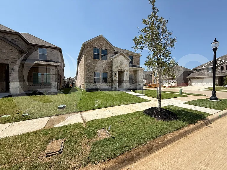 2724 Mexia Ln — Photo 3