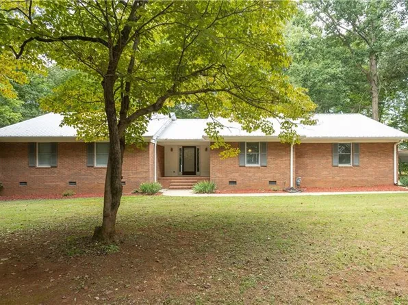 900 N 9th St, Mebane, NC 27302