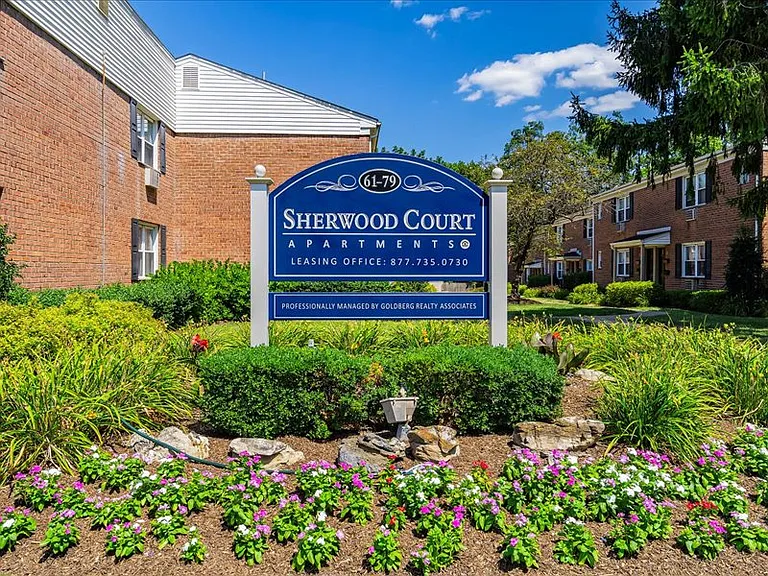 Sherwood Court Apartments — Photo 12