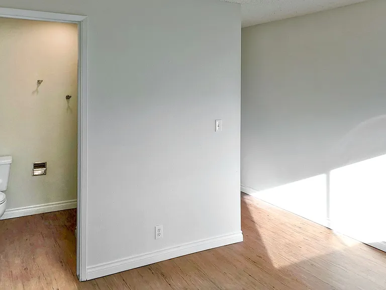 Avalon Court Apartments — Photo 11