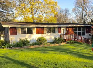 860 Featherstone Dr, Fontana, WI 53125