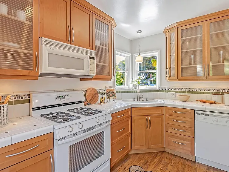 1045 Almanor Ave — Photo 5