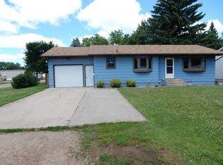 421 W 8th St, Larimore, ND 58251