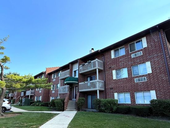 840 N Lakeside Dr APT 1B, Vernon Hills, IL 60061
