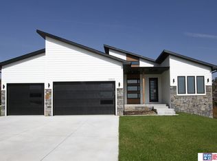 10820 Crescent Moon Dr, Lincoln, NE 68527