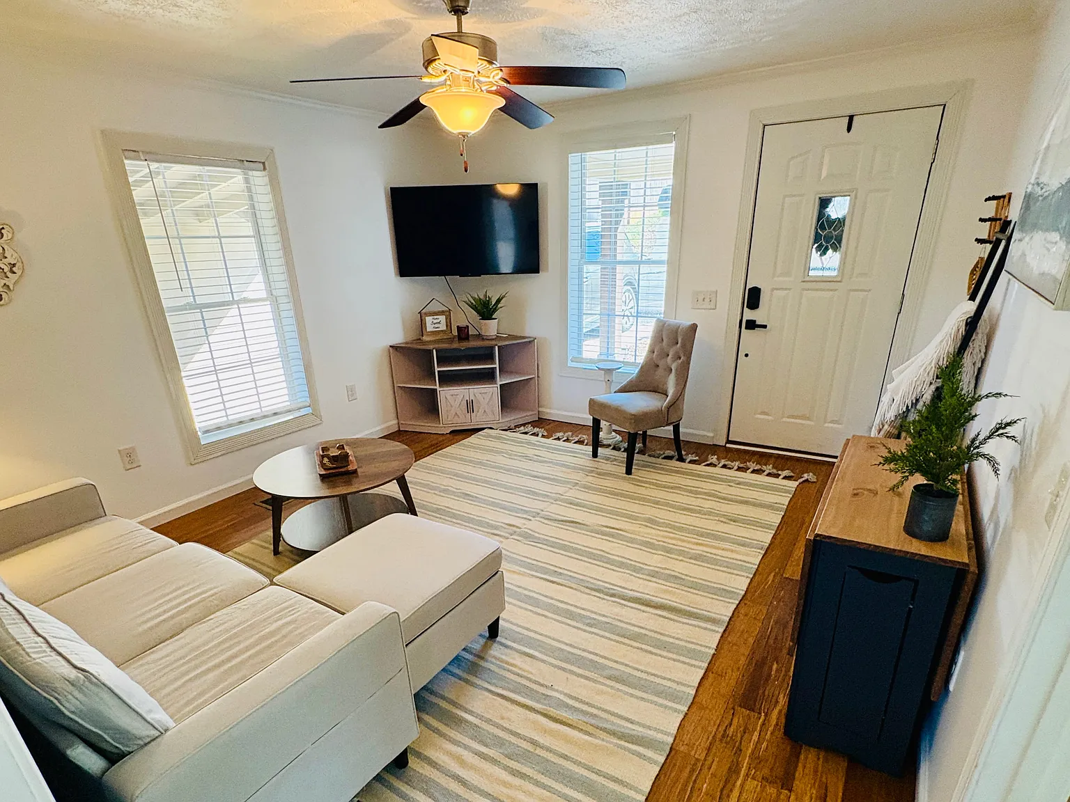 2 bed, 924 sqft, $2,300 — Photo 2