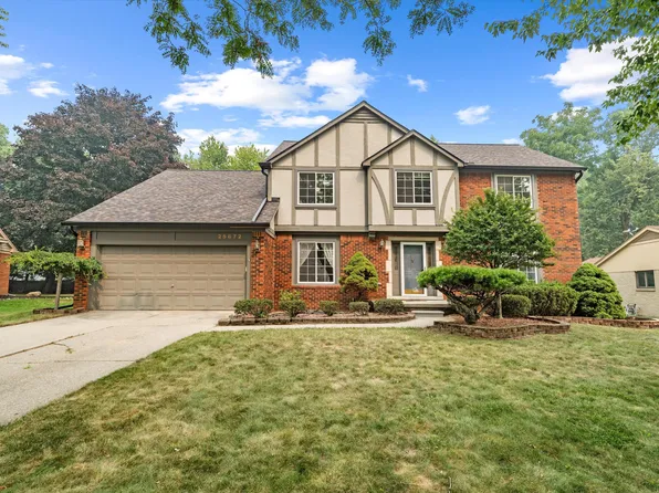 25872 Hunt Club Blvd, Farmington Hills, MI 48335