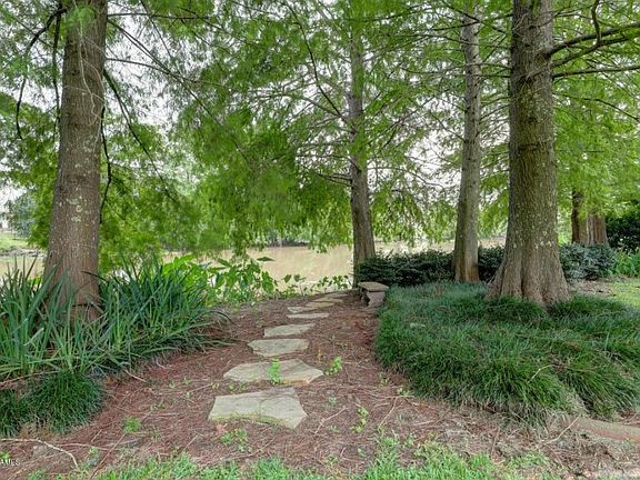 4th image of 3928 Bayou Blvd