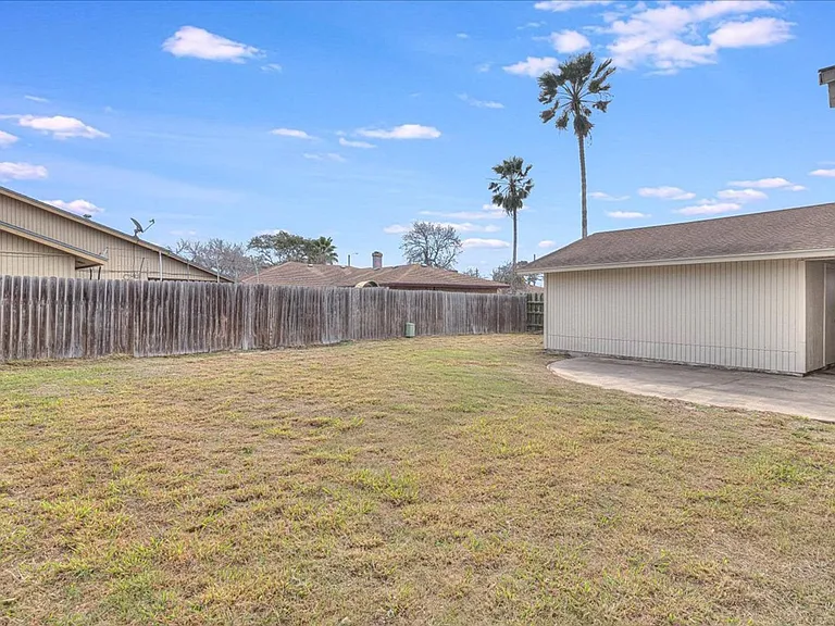 985 Crossbill St — Photo 38