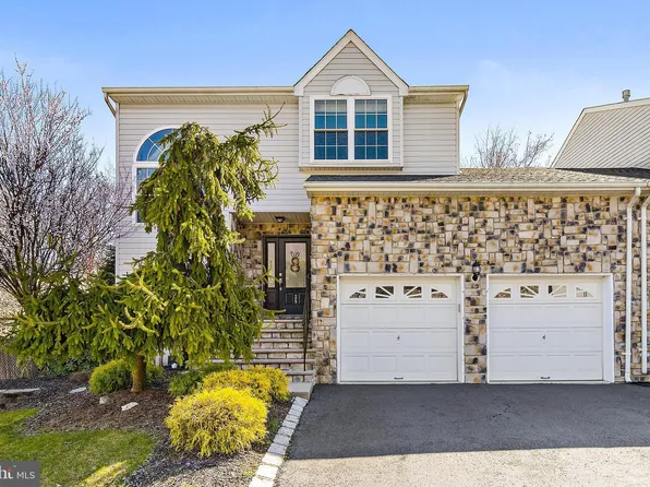 25 Skylark Ct, Marlboro, NJ 07746