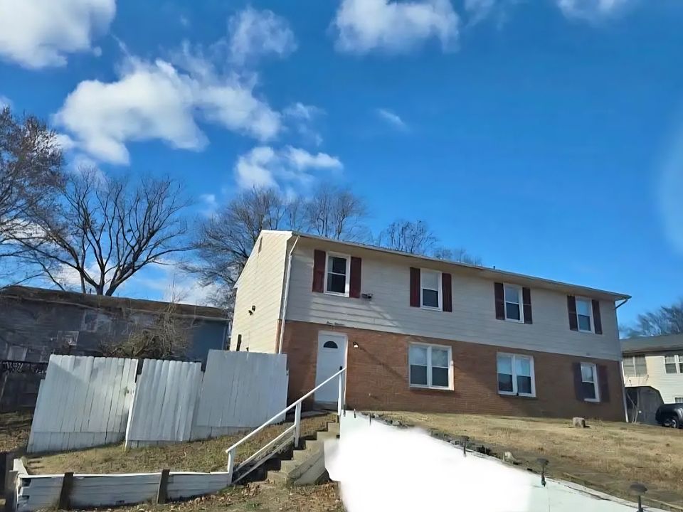 1st image of 300 Red Oak Dr