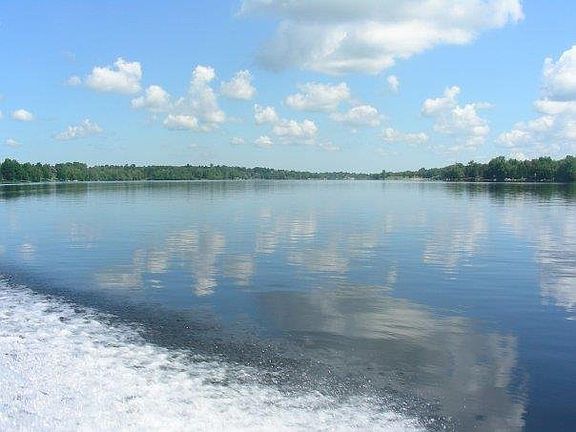 2nd image of 365 Lakeshore Dr