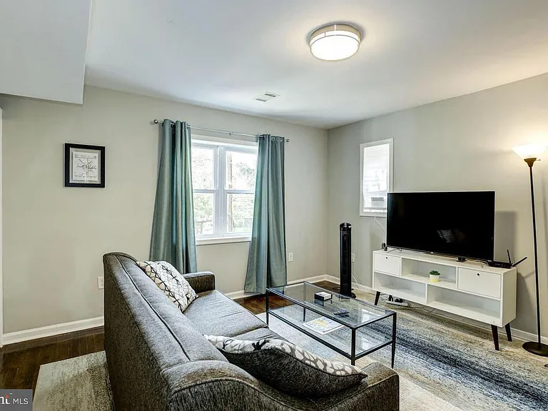 515 Oakwood St SE #2 — Photo 3