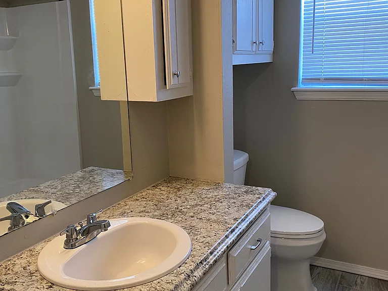 1018 E Main St — Photo 9