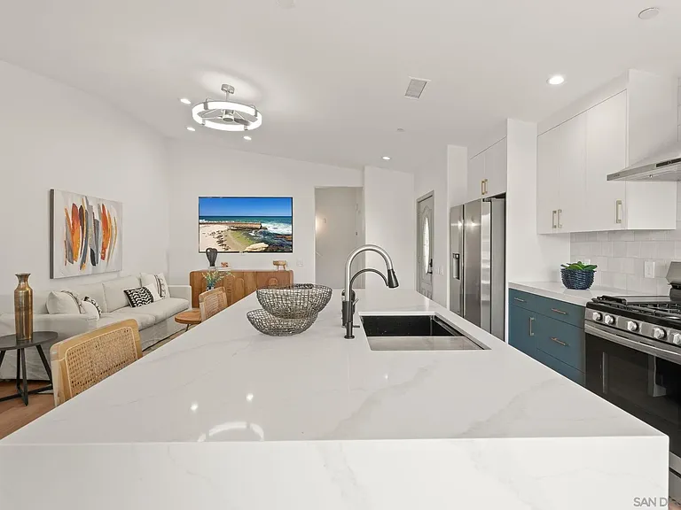 2483 Oxford Ave — Photo 4